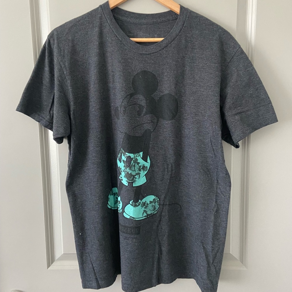 DISNEY TEE SIZE LARGE